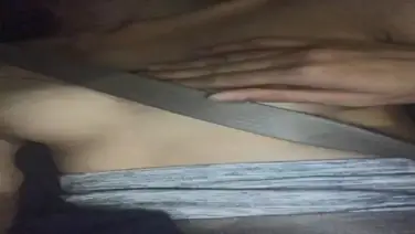 Di Mobil ABG Cantik Asyik Mainin Pentil Sange