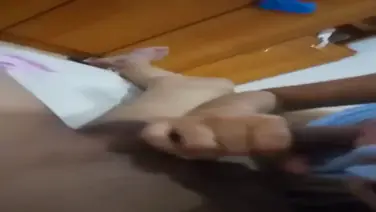Gadis Cantik Segar Pakai Handuk Biru Mulus